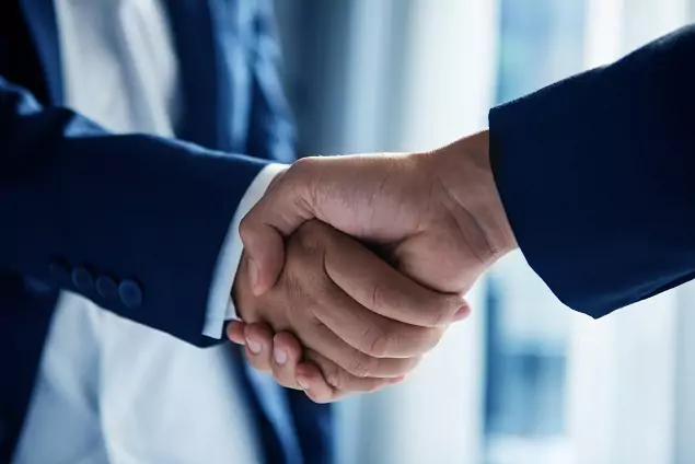 handshake-business-people-shaking-hands-business-2023-06-12-18-17-03-utc-6496fe14a00d7webp - Industriemfang.dk ean